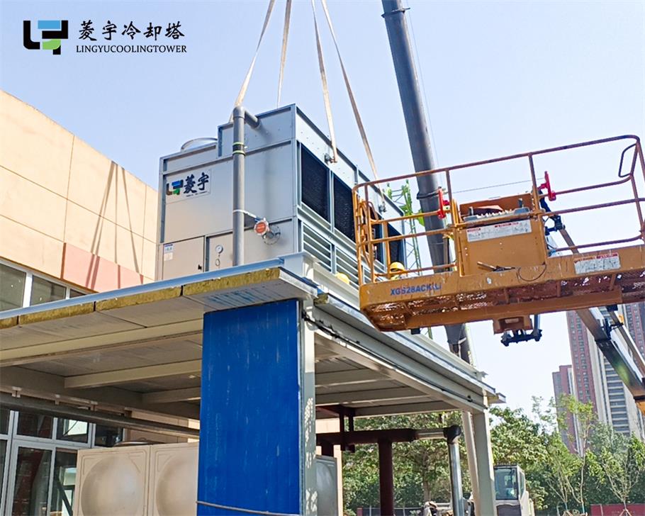 河南荥阳少林客车菱宇方形横流闭式冷却塔吊装到位