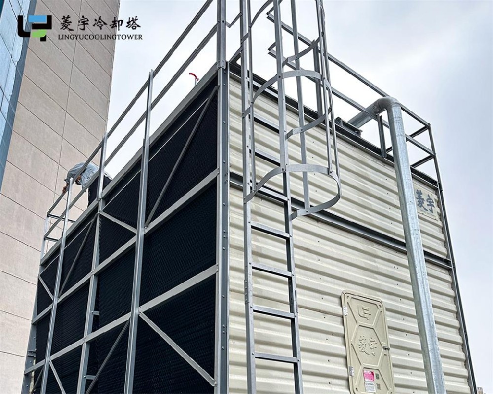 银川某解放军部队医院双层菱宇组合方形横流式钣金冷却塔安装完毕